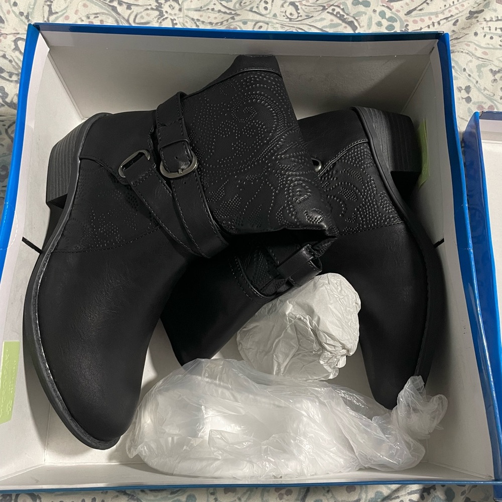 New size 7 black knee length boots